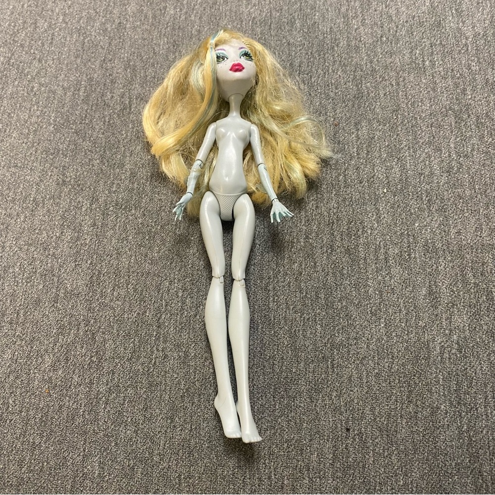 MONSTER HIGH DOLL Lagoona Blue
2008 Mattel Streaked Blonde Hair used condition